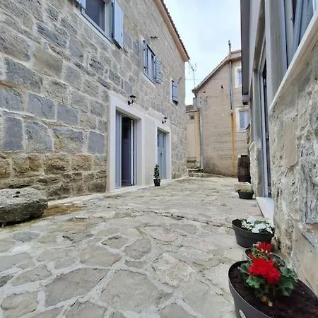 Vikendica Stone House Gazda Omis
