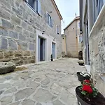 Holiday home Stone House Gazda Omis