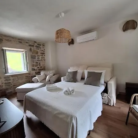 Stone House Gazda בית נופש אומיס