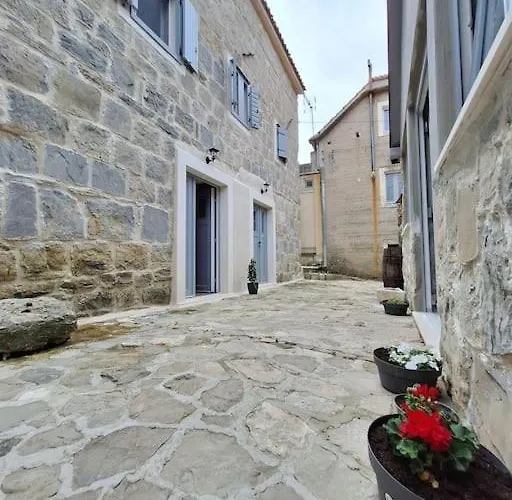 Vikendica Stone House Gazda Omis